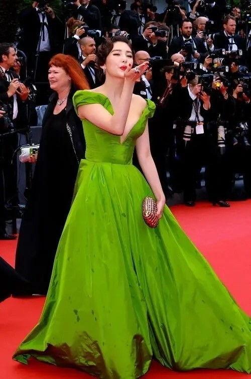 娱乐吃瓜美女走红毯,娱乐吃瓜美女惊艳亮相，人气飙升  第2张